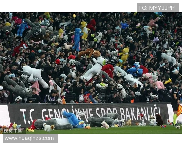 足球明星赛场遭遇球迷扔物事件引发广泛关注与讨论